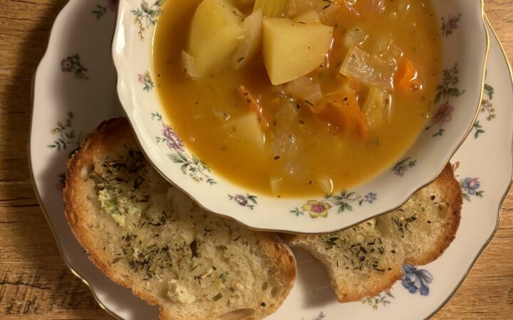 easy tomato soup with toasted bread